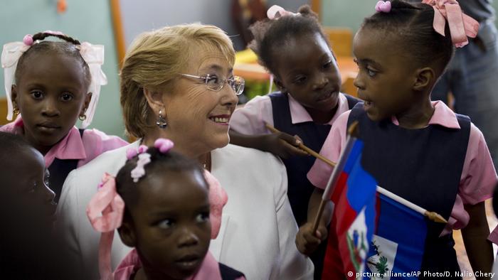 Chile Präsidentin Michelle Bachelet in Haiti (picture-alliance/AP Photo/D. Nalio Chery)