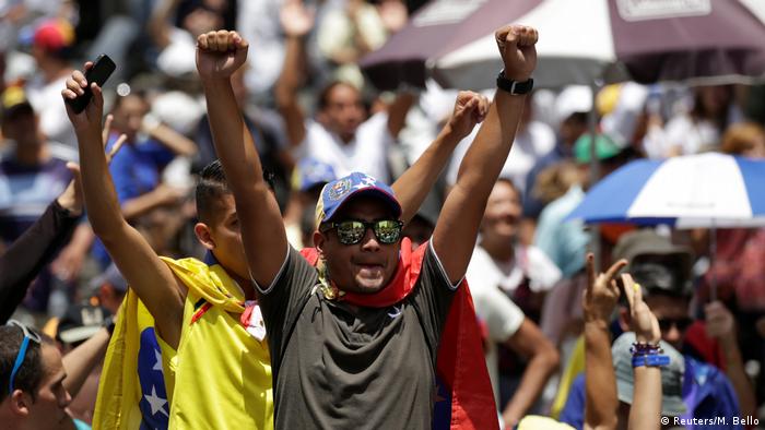 Учасники демонстрації в Каракасі