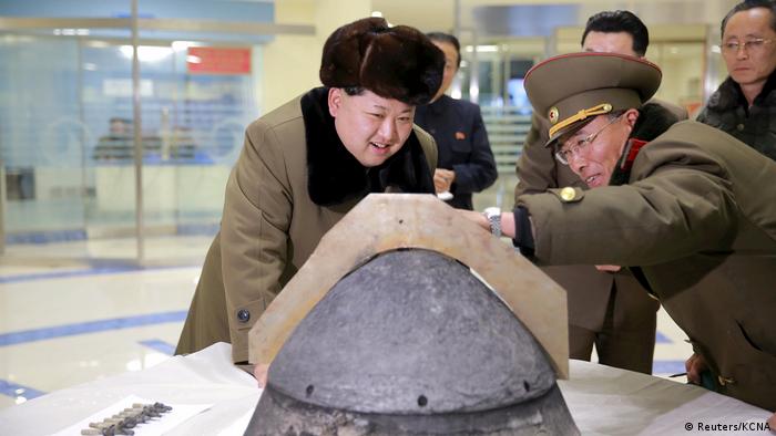 Nordkorea Kim Jong Un inspiziert einen Raketekopf nach dem Test (Reuters/KCNA)