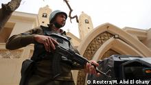 Ägypten Polizist vor der koptischen Kirche in Tanta
