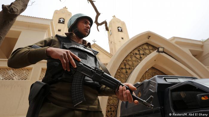 Ägypten Polizist vor der koptischen Kirche in Tanta (Reuters/M. Abd El Ghany)
