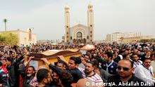 Ägypten Trauernde vor der koptischen Kirche Saint Mina in Alexandria