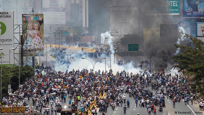 Venezuela Protesten gegen Präsident Nicolas Maduro in Caracas (Reuters/C. Veron)