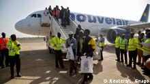 Gambia freiwillige Rückkehrer aus Libyen auf dem Flughafen in Banjul