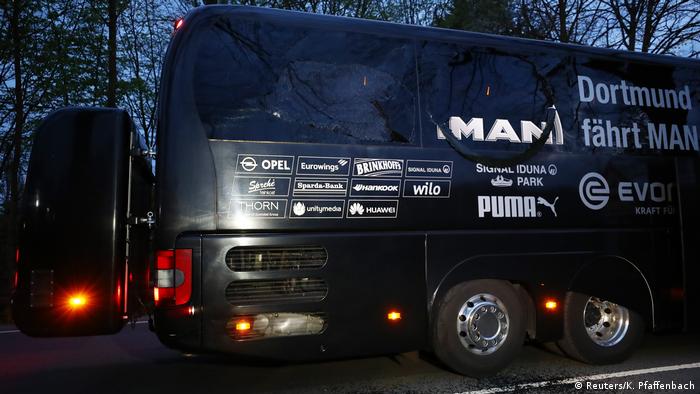 Explosion am BVB Bus (Reuters/K. Pfaffenbach)
