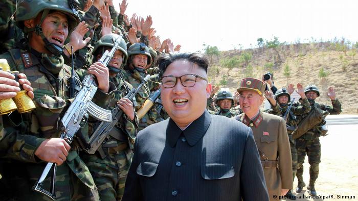 Nordkorea Kim Jong Un besucht militärischen Wettbewerb (picture-alliance/dpa/R. Sinmun)