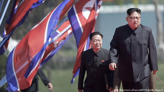 Nordkorea Kim Jong Un mit Choe Ryong Hae (picture alliance/AP Photo/W. Maye-E)