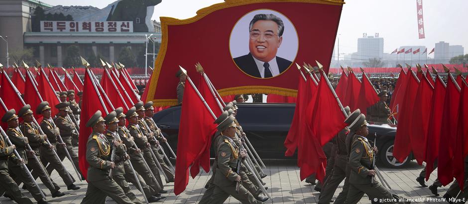 Coreia do Norte mostra força em desfile militar