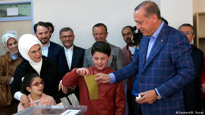 Türkei Referendum Wahllokal in Istanbul Präsident Erdogan (Reuters/M. Sezer)