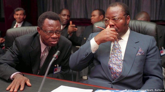 Nigeria's former oil minister (r) Dan Etete (picture-alliance/dpa/G. Barbara)