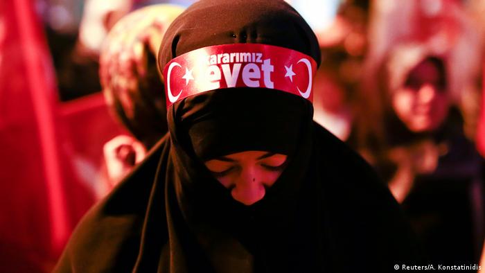 Türkei Referendum spaltet die Gesellschaft (Reuters/A. Konstatinidis)