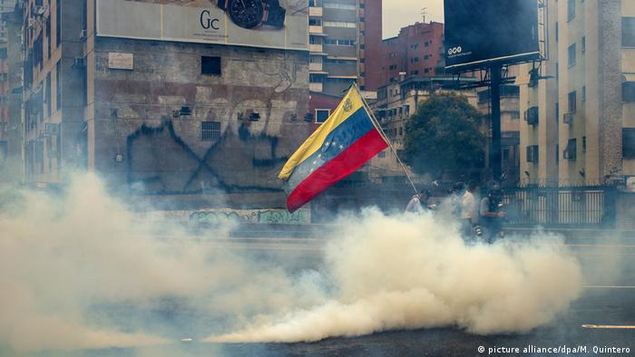 Venezuela Schwere Ausschreitungen bei Protesten (picture alliance/dpa/M. Quintero)