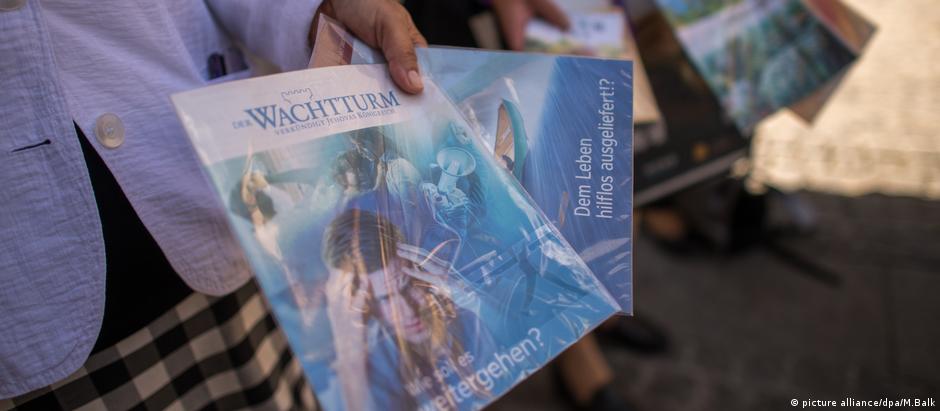 Testemunhas de Jeová distribuem panfletos na Alemanha