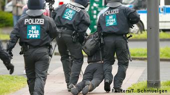 Deutschland Bundesparteitag der AfD in Köln Proteste (Reuters/T. Schmuelgen)