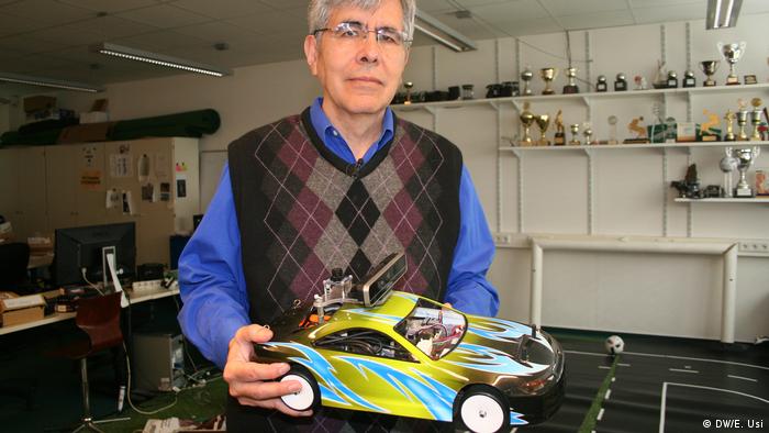 Raúl Rojas con uno de sus vehículos autónomos.