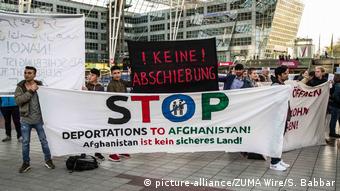Deutschland Demonstrationen gegen Abschiebungen am Flughafen in München 