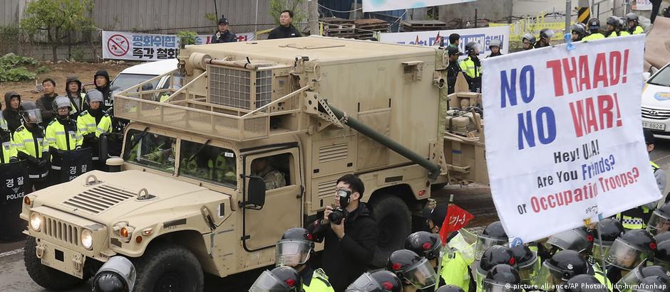 Veículos militares americanos atravessam protestos em Seongju contra a instalação do THAAD