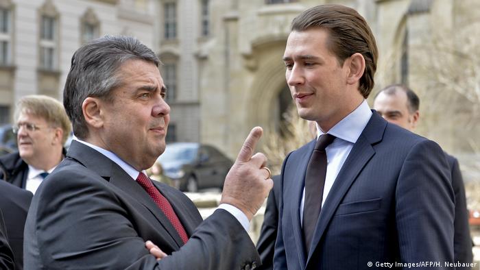 Sigmar Gabriel (stânga) și Sebastian Kurz (Getty Images/AFP/H. Neubauer)
