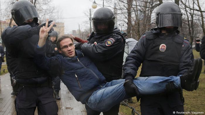 Задержание участника оппозиционной акции протеста в Санкт-Петербурге 29 апреля