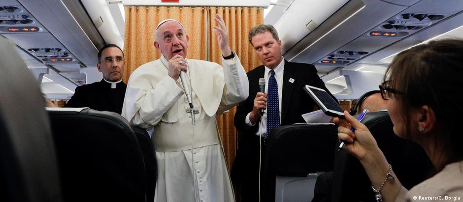 Papa responde perguntas da imprensa em viagem de volta do Cairo