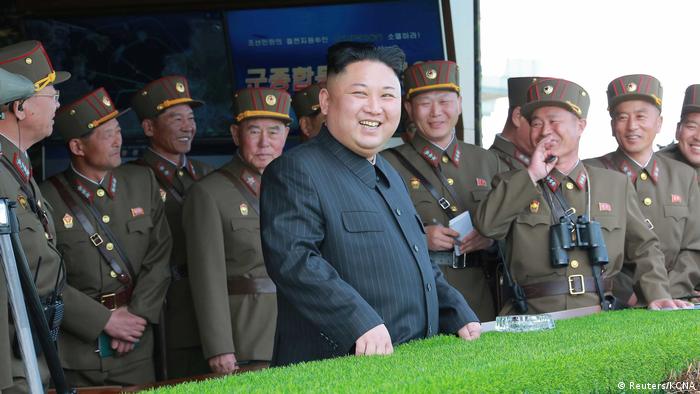 Ким Чен Ын в окружении военных