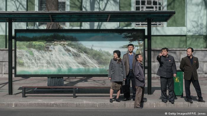 Жители Пхеньяна на автобусной остановке