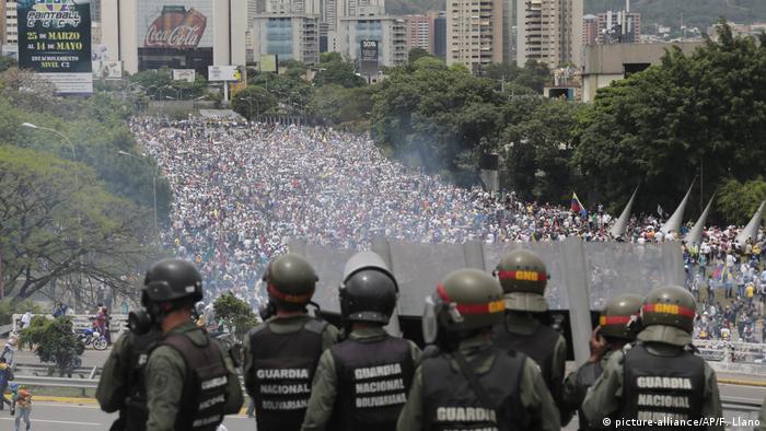 Venezuela Caracas Nationalgarde Opposition Demonstration (picture-alliance/AP/F. Llano)