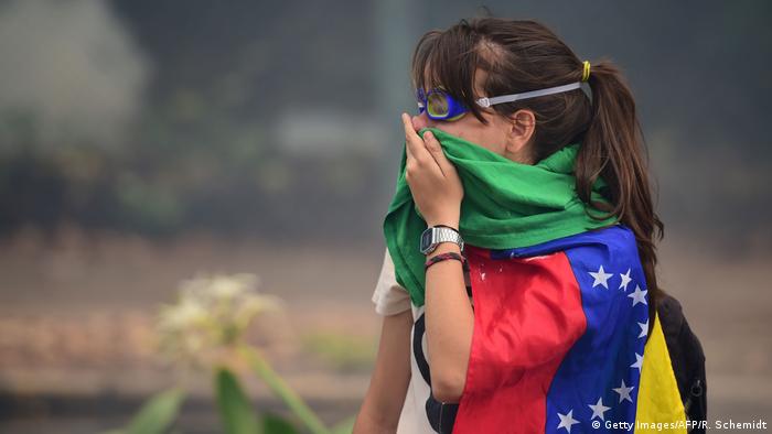 Venezuela Anti-Regierungsproteste in Caracas - Studentin (Getty Images/AFP/R. Schemidt)