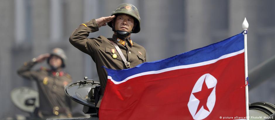 Bandeira da Coreia do Norte é exibida durante um desfile militar em Pyongyang