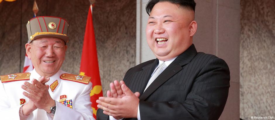 O ditador Kim Jong-un em foto de abril, divulgada pelo regime norte-coreano