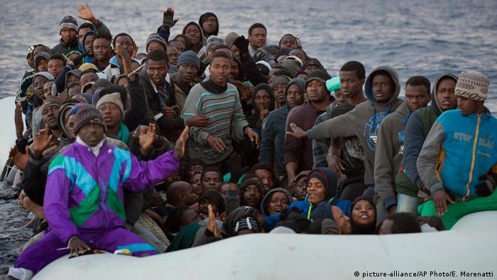 Mittelmeer Flüchtlinge in einem Gummiboot (picture-alliance/AP Photo/E. Morenatti)