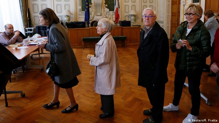 Votantes esperan su turno para emitir su voto este domingo en Lyon. 