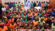 Nigeria Präsident Muhammadu Buhari und die freigelassenen Chibok-Mädchen in Abuja