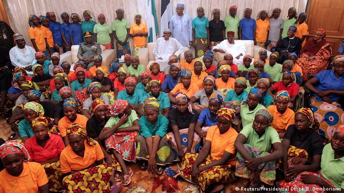 Nigerian president Muhammadu Buhari und the recently freed Chibok girls gather together in Abuja (Reuters/Presidential Office/B. Omoboriowo)