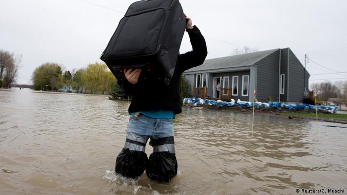 Un residente intenta poner a salvo algunas pertenencias en Rigaud, provincia de Quebec. (Reuters/C. Muschi)