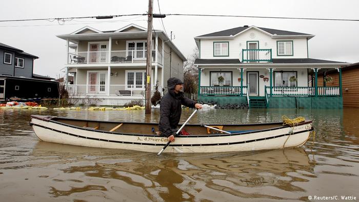 Un hombre conduce una canoa en un área residencial de Gatineau, cerca de Ottawa, de donde proviene la mayoría de los ya más de 1.000 evacuados. (Reuters/C. Wattie)