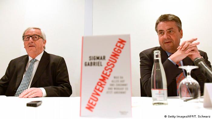 Berlin Juncker und Gabriel bei Buchvorstellung Neuvermessungen (Getty Images/AFP/T. Schwarz)