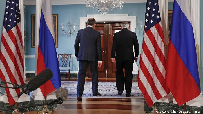 Глава МИД России Сергей Лавров госсекретарь США Рекс Тиллерсон уходят с пресс-конференции в Вашингтоне