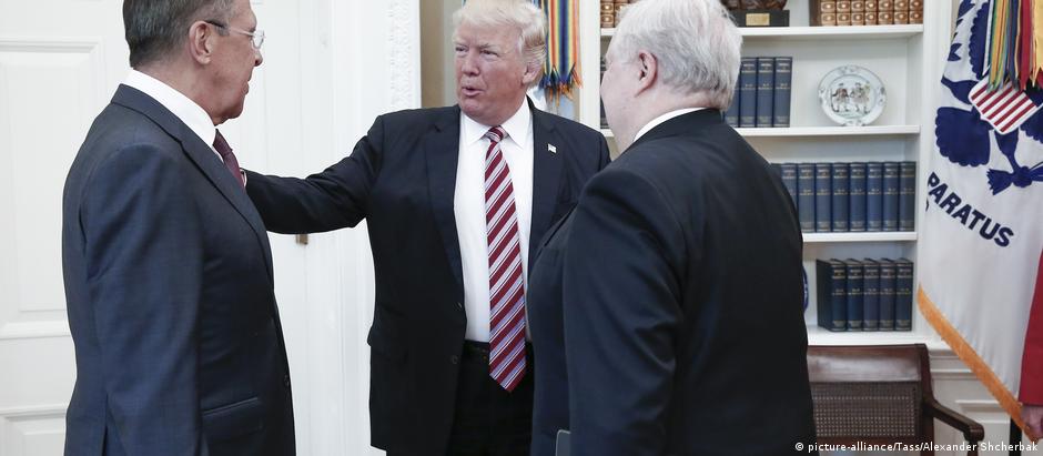 Na semana passada, Trump recebeu o ministro Lavrov (à esquerda) e o embaixador Kislyak (à direita) na Casa Branca