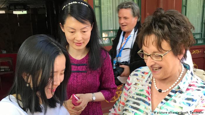 China Wirtschaftsministerin Brigitte Zypries in Peking (picture-alliance/dpa/A. Landwehr)
