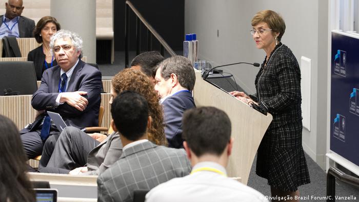 Juíza Delaíde Arantes (dir.) fala no Brazil Forum