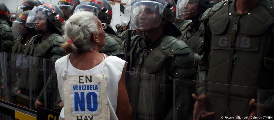 Venezuelanos voltaram às ruas do país em protesto contra o governo nesta segunda-feira