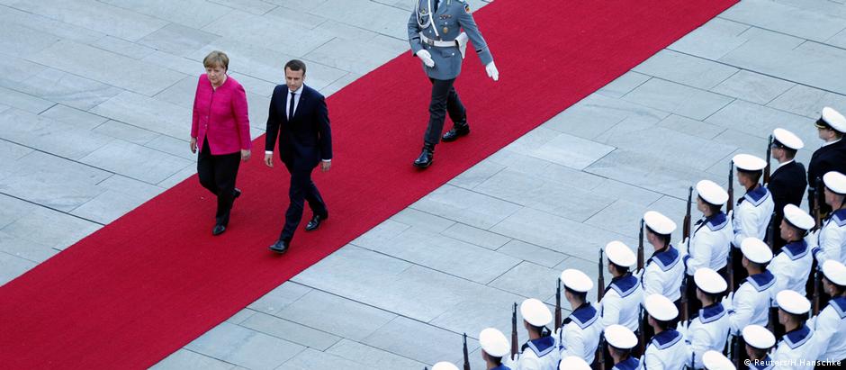 Em seu primeiro dia de governo, Macron foi recebido por Merkel em Berlim