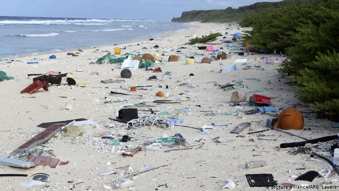 Lixo numa praia da ilha Henderson