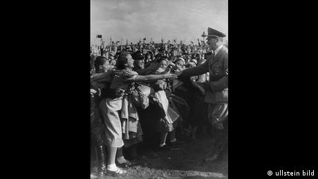 Οι Ναζί λάτρευαν αυτές τις φωτογραφίες: μάζες που επευφημούν τον Χίτλερ. Η λήψη έγινε το 1935 στη «Γιορτή του θέρους του Ράιχ» στην πόλη Μπίκεμπεργκ. Ήταν μια από τις εθνικές γιορτές που εορτάζονταν κάθε χρόνο την εποχή της Ναζιστικής Γερμανίας και συγκέντρωναν τον περισσότερο κόσμο. 