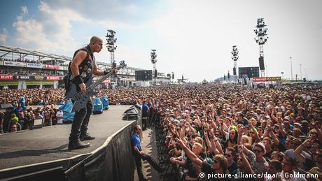 Η λίστα των φεστιβάλ που διοργανώνονται στη Γερμανία είναι μεγάλη. Το «Rock am Ring» είναι το μεγαλύτερο open air μουσικό φεστιβάλ της χώρα και μία καλή επιλογή για τους λάτρεις της rock. Πάνω από 90.000 θαυμαστές μπορούν εκεί να απολαύσουν τις αγαπημένες τους μπάντες. Οι φανατικοί της heavy metal περιμένουν αγωνιωδώς το πρώτο Σαββατοκύριακο του Αυγούστου για να επισκεφτούν το «Wacken Open Air».