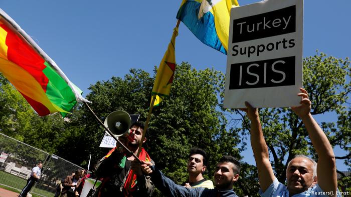 Washington Anti-Erdogan Demonstranten im Lafayette Park (Reuters/J. Ernst)