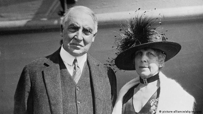 Уорън Хардинг оглавява САЩ твърде кратко /1921-1923/. За мнозина американци той е най-лошият президент на всички времена. Известен е бил с нескончаемите си любовни похождения и постоянните интимни връзки - с по няколко жени едновременно. Особено скандална е аферата му със съпругата на негов стар приятел. За да покрие скандала, Хардинг дарявал на любовницата си и съпруга ѝ луксозни пътешествия. 