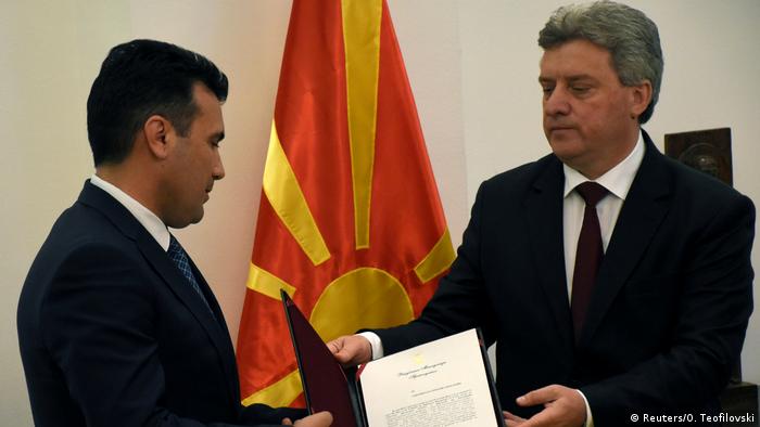 Macedonien Gjorge Ivanov erteilt das Mandat zur Regierungsbildung an Zoran Zaev in Skopje (Reuters/O. Teofilovski)