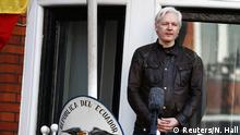 UK Assange erscheint auf Botschaftsbalkon